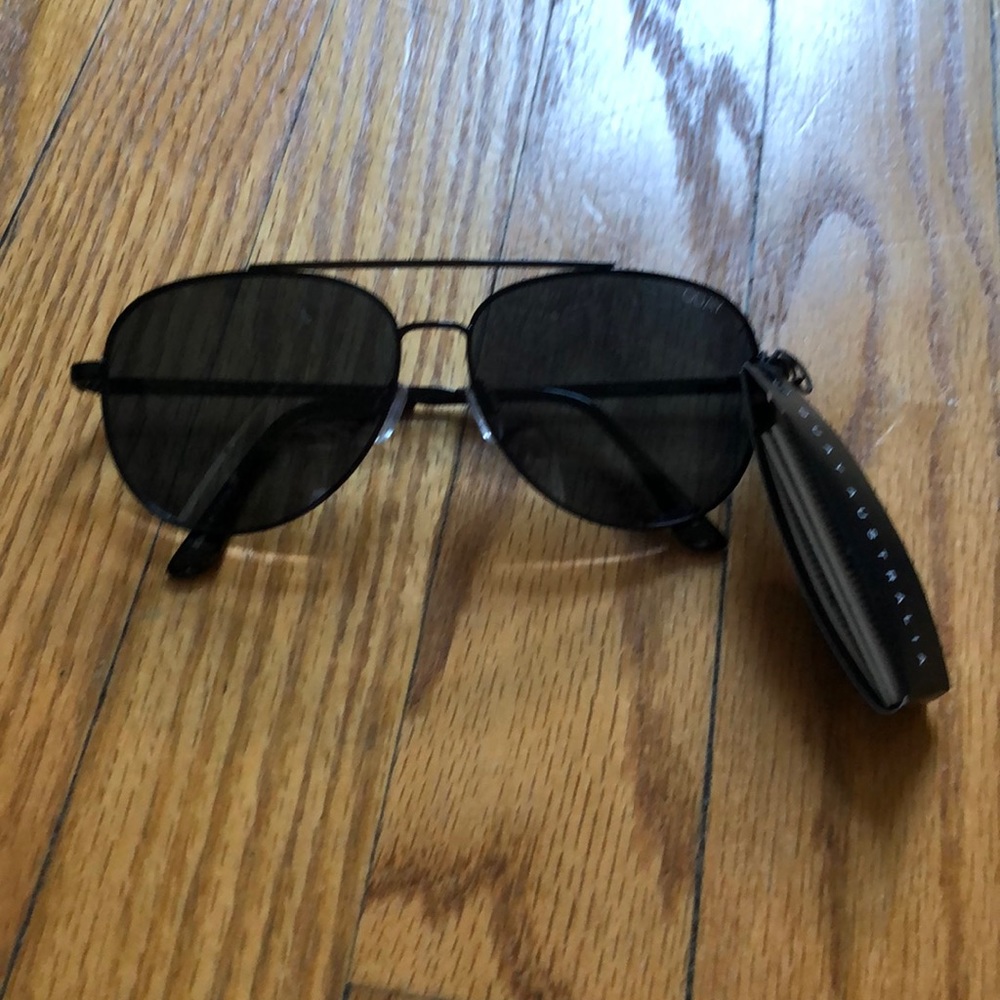 Quay Oasis Aviators in Black